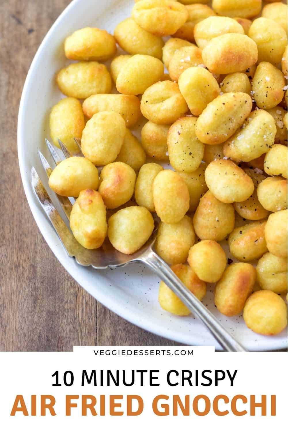 Close up of a dish of gnocchi with text: 10 minute crispy air fried gnocchi.